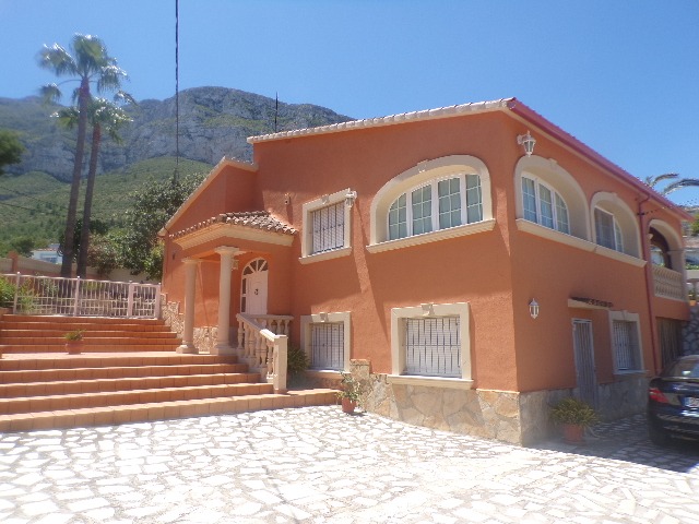 1677 - Spacious Reformed Villa On The Montgo, Denia